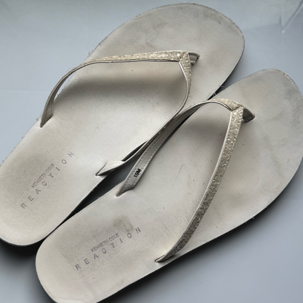 Kenneth Cole Reaction White Leather Beaded Sandals with Cushioned Footbed